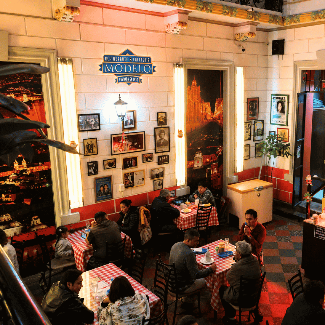 Cafetería modelo, por dentro